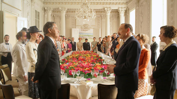 1. Anfangseinstellung Vor der Morgenröte (2016), Bankett mit Minister Soares (Virgílio Castelo) und Stefan Zweig (Josef Hader, r.)