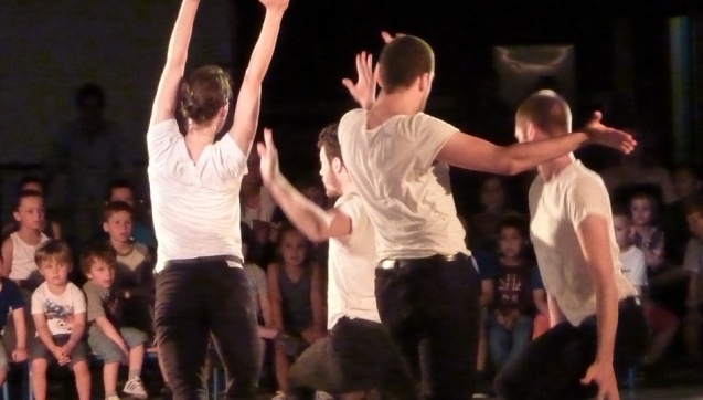 La compagnie F présente son spectacle à de jeunes élèves de maternelle engagés dans un projet de découverte de la danse contemporaine, © I. Milliès, drac paca